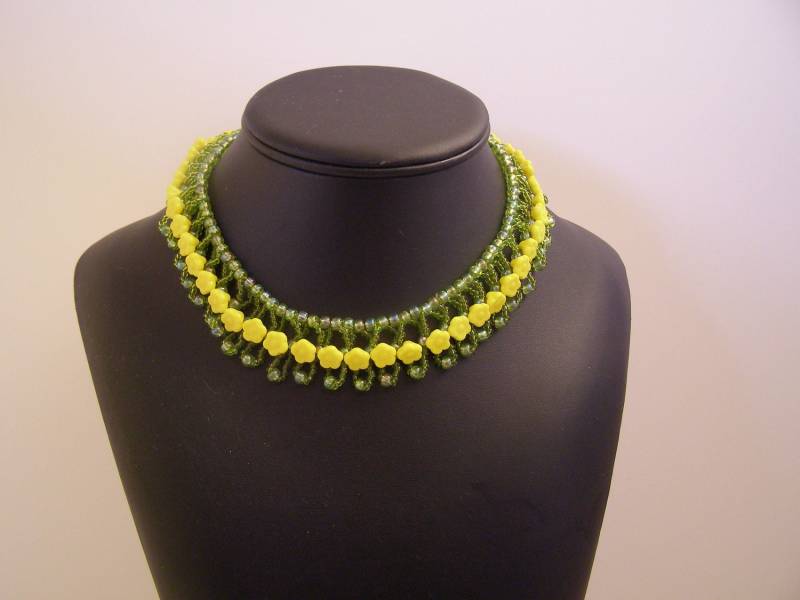 Gelber Blumenkragen Halskette Gelber Blumenkragen Halskette von StarryNightCreation