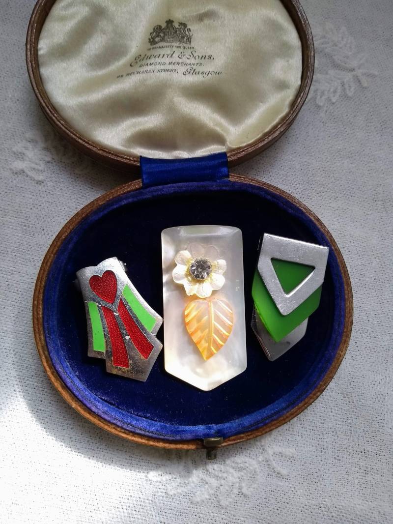 Vintage 1930Er Art Deco Emaille Frühe Kunststoff-Sofortsammlung Set Mit 3 Kleiderclips Vintage 1930Er Art Deco Emaille Frühe Kunststoff-Sofortsammlung Set Mit 3 Kleiderclips von StarryStarryNightUK