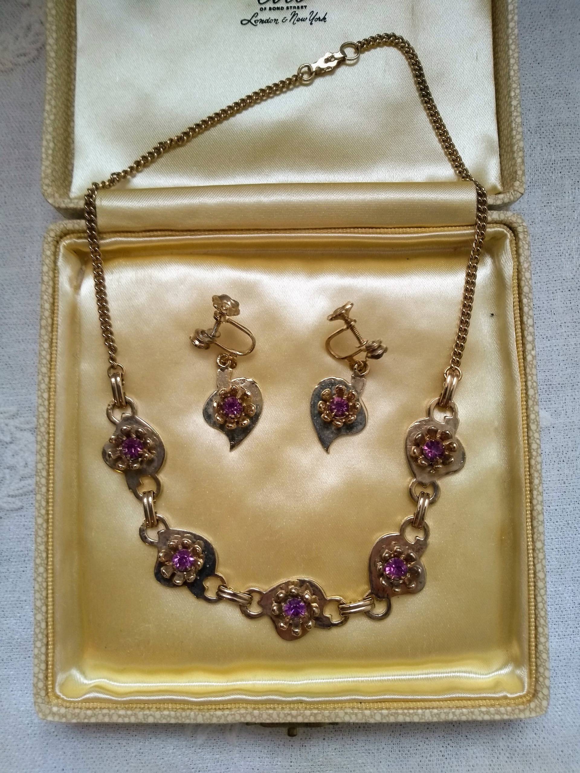 Vintage 1960S Goldfarbene Amethyst Strass Collier Kette Und Ohrringe Set Vintage 1960S Goldfarbene Amethyst Strass Collier Kette Und Ohrringe Set von StarryStarryNightUK
