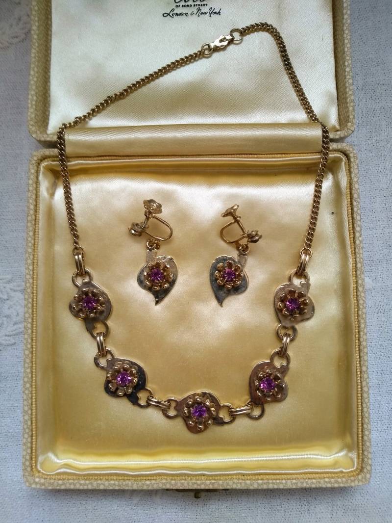 Vintage 1960S Goldfarbene Amethyst Strass Collier Kette Und Ohrringe Set Vintage 1960S Goldfarbene Amethyst Strass Collier Kette Und Ohrringe Set von StarryStarryNightUK