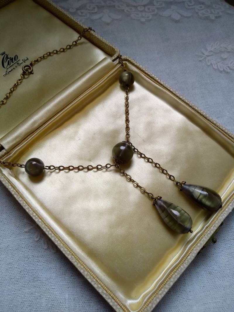 Vintage Perlmutt Faux Tigerauge Glas Negligee Lavalier Halskette Vintage Perlmutt Faux Tigerauge Glas Negligee Lavalier Halskette von StarryStarryNightUK