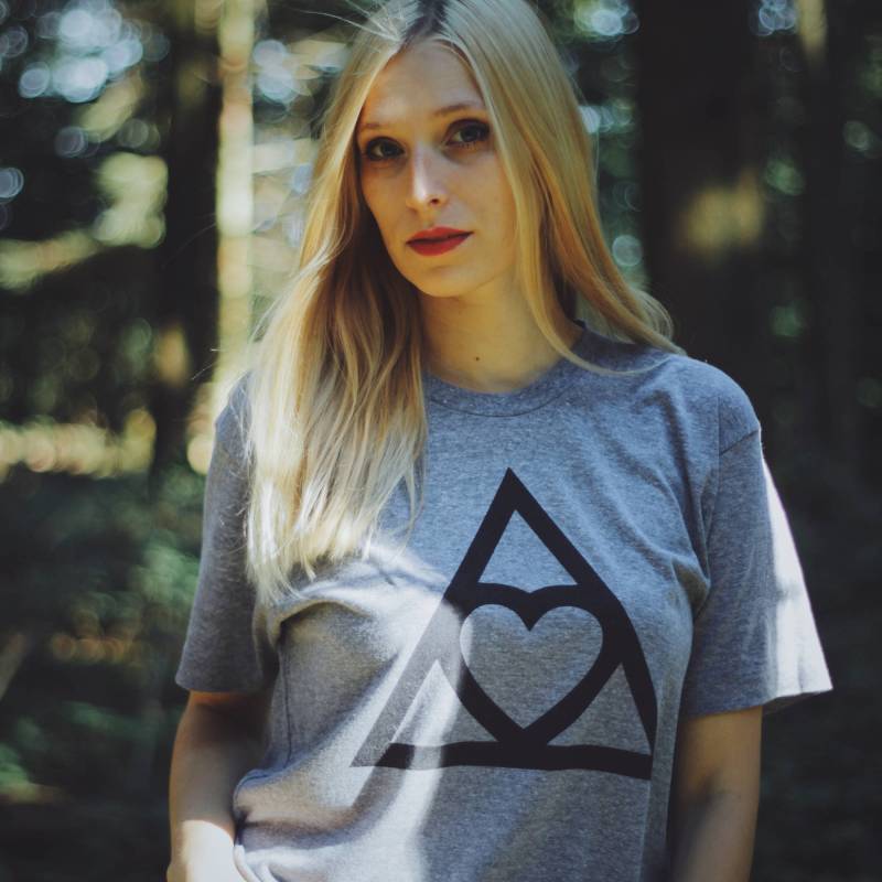 Herz Dreieck T-Shirt - Premium Qualität, Tri-Blend Soft Vintage Gefühl Unisex Athletisch Grau Herz Dreieck T-Shirt - Premium Qualität, Tri-Blend Soft Vintage Gefühl Unisex Athletisch Grau von StarseedSupplyCo