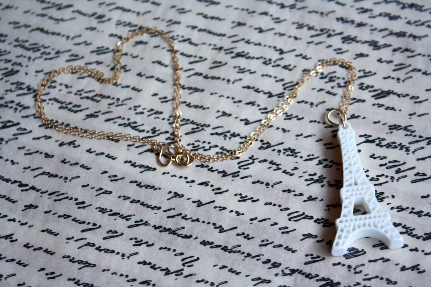 Lange Layering Weiße Paris Eiffelturm Kette An Einer Vergoldeten Kabelkette von StartlingCreations