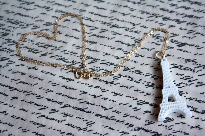 Lange Layering Weiße Paris Eiffelturm Kette An Einer Vergoldeten Kabelkette von StartlingCreations