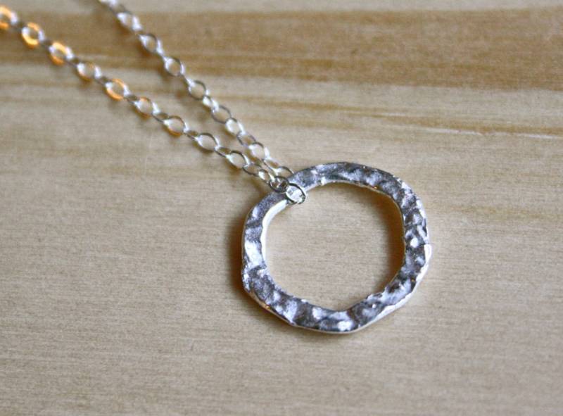 Gehämmerte Sterling Silber Kreis Halskette - Personalisierbarer Handwerker Schmuck von StartlingCreations