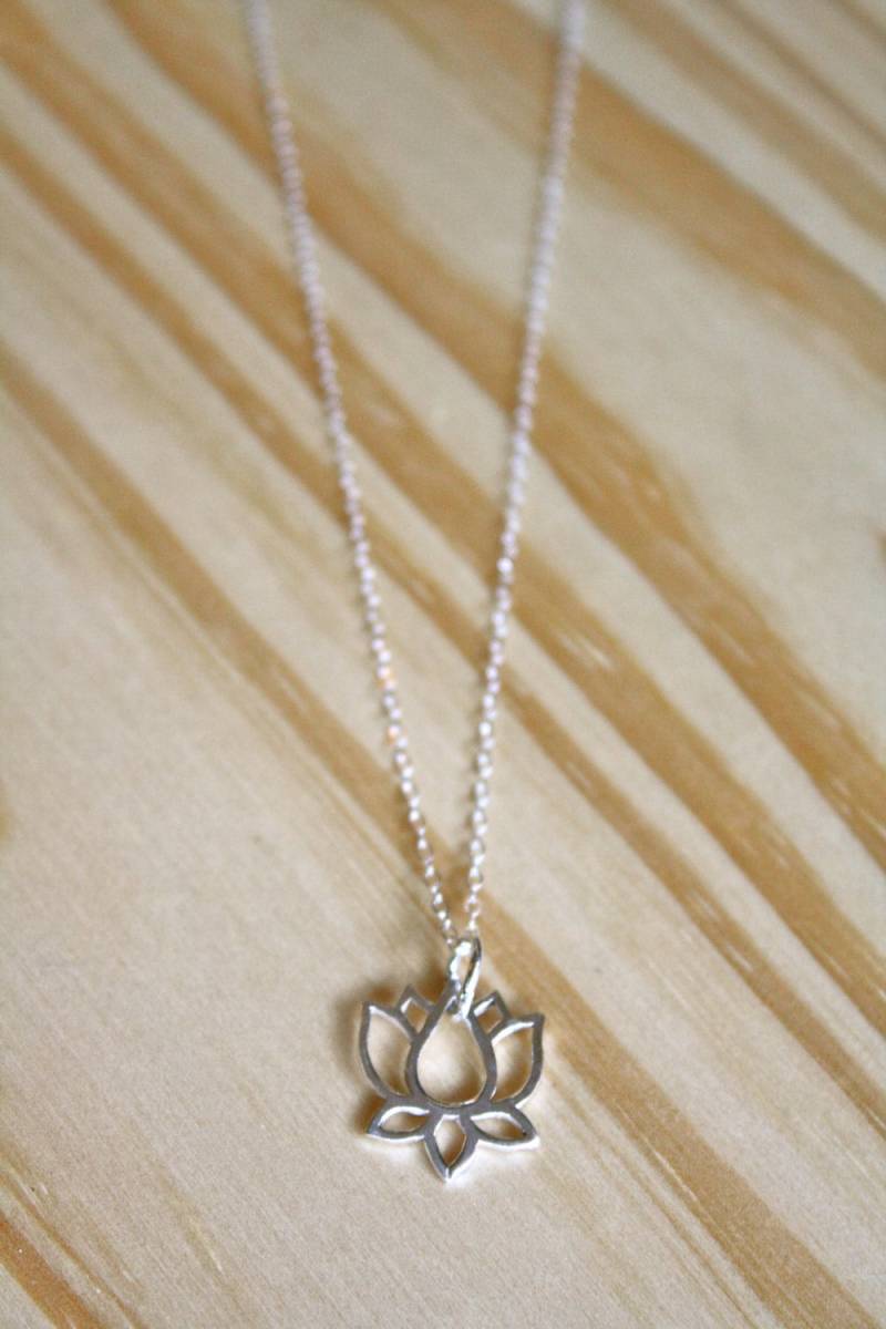 sterling Silber Lotus Blume Halskette - Kundengerechte Charme von StartlingCreations
