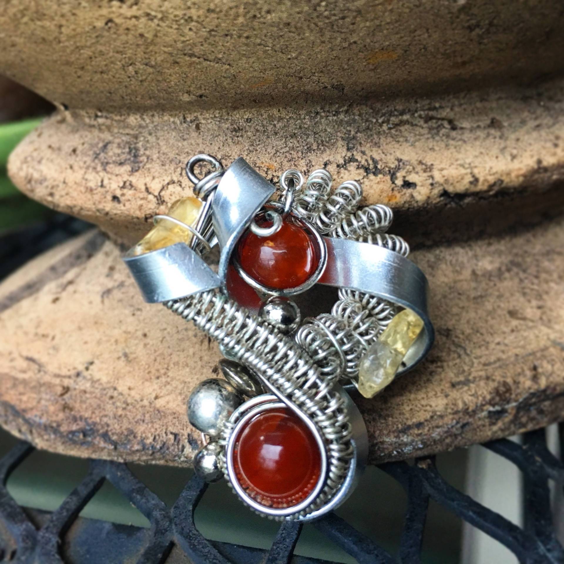 Bernstein & Citrine Silver Wire Verschlungen Amulet Pendant Bernstein & Citrine Silver Wire Verschlungen Amulet Pendant von StarworkStudios