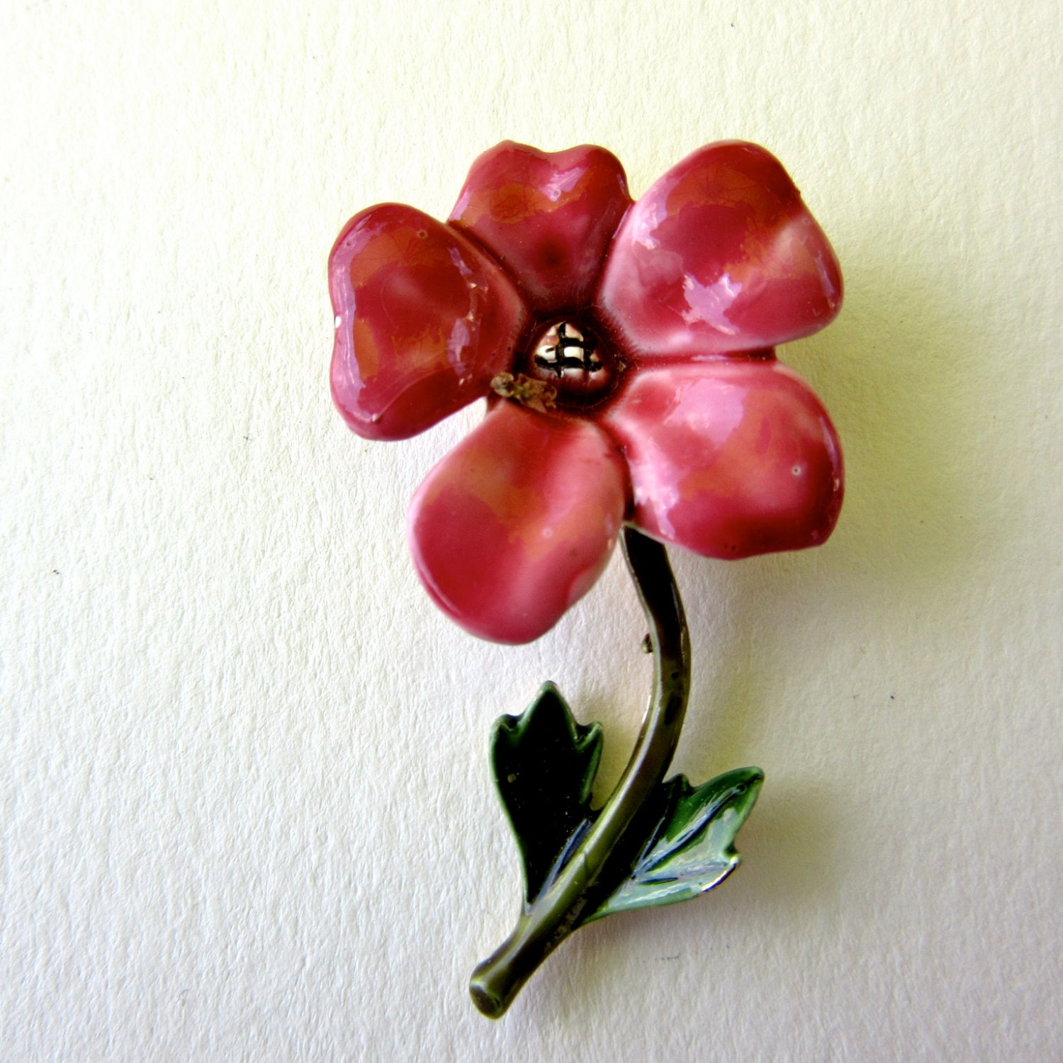 60S Dusty Rose Emaille Brosche - Blumen Pin Gold Ton Modeschmuck Rosa Rot Grüne Blätter von StateAndMainVintage