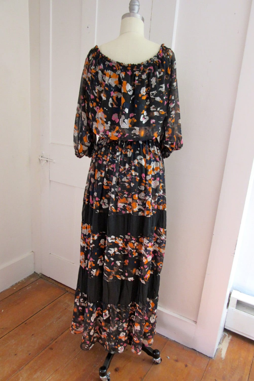 Boho Maxi Kleid - Bauernkleid Transparenter Stoff Hippie Print Gummizug Am Hals Gummiband in Der Taille Schwarz Bunter von StateAndMainVintage