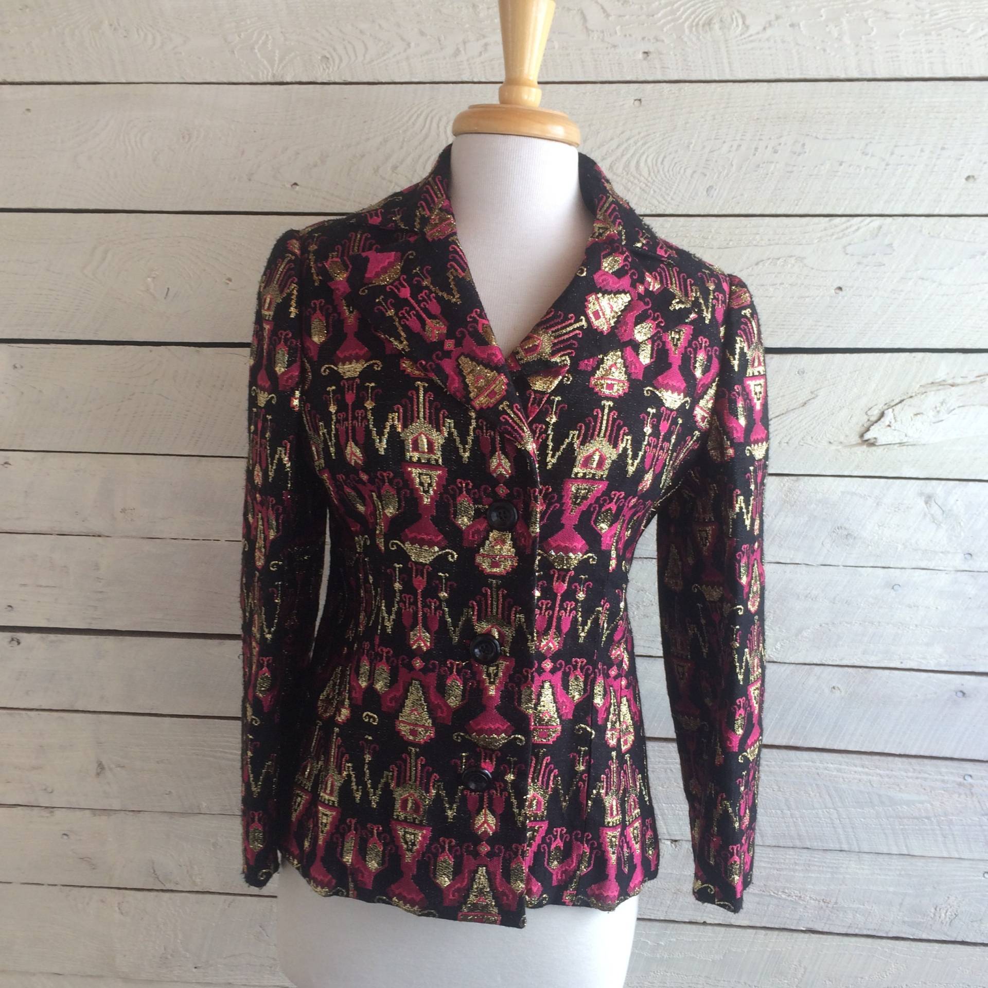 I. Magnin Jacket - 60Er Jahre Abendkleid Goldfaden Gewebtes Design Fuchsia Pink von StateAndMainVintage