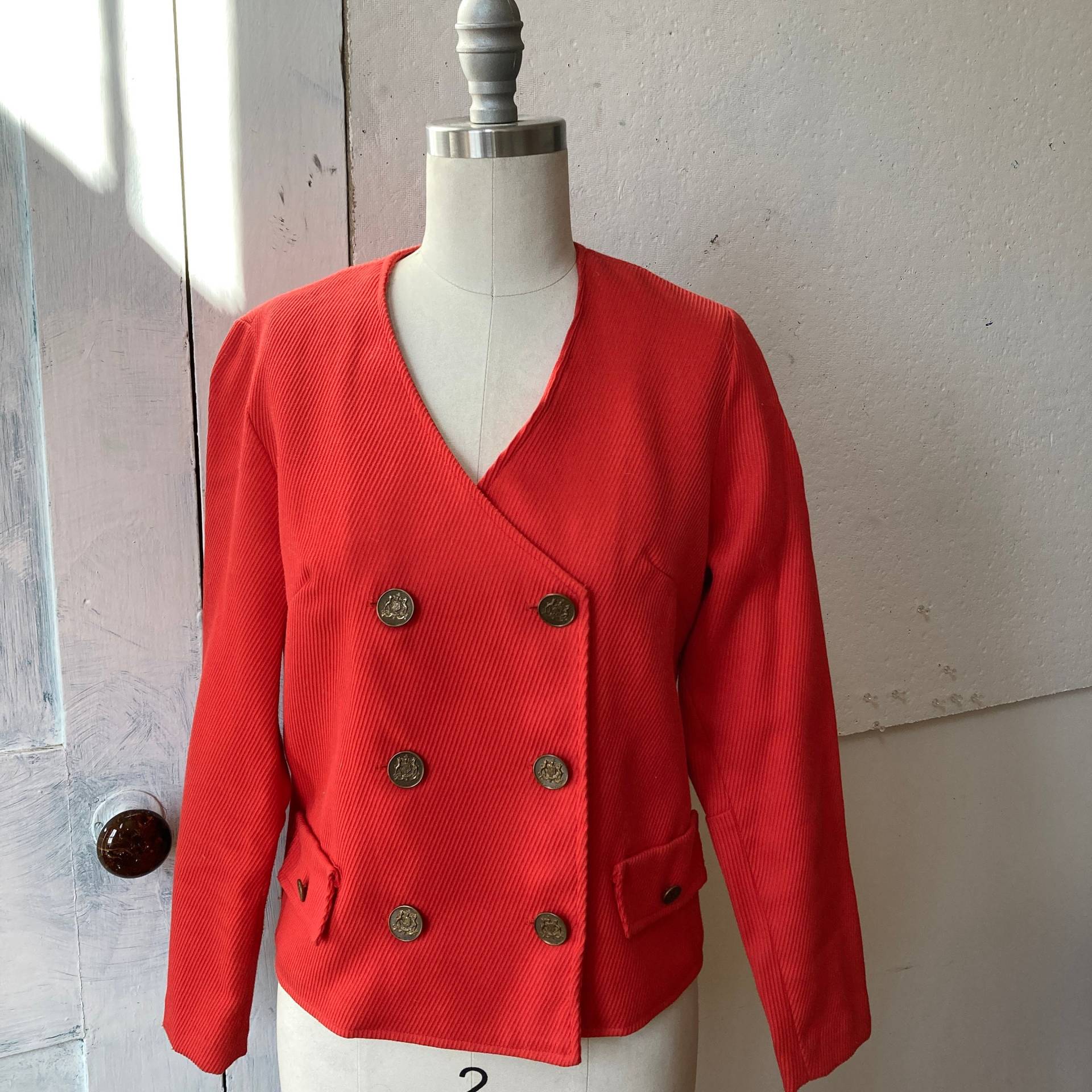 Murr's Of California 60Er Jahre Kurze Rote Polyester Gerippte Zweireihige Messingknöpfe Kunsttaschen Murr's Of California 60Er Jahre Kurze Rote Polyester Gerippte Zweireihige Messingknöpfe Kunsttaschen von StateAndMainVintage