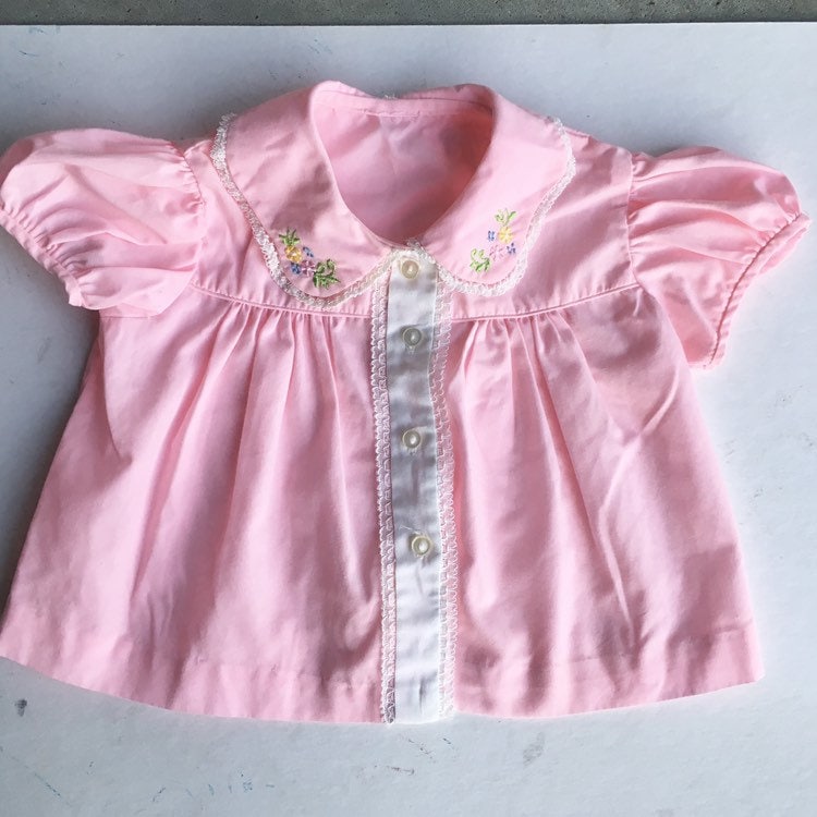 Rosa Babykleid - Kurze Ärmel Offener Rücken von StateAndMainVintage