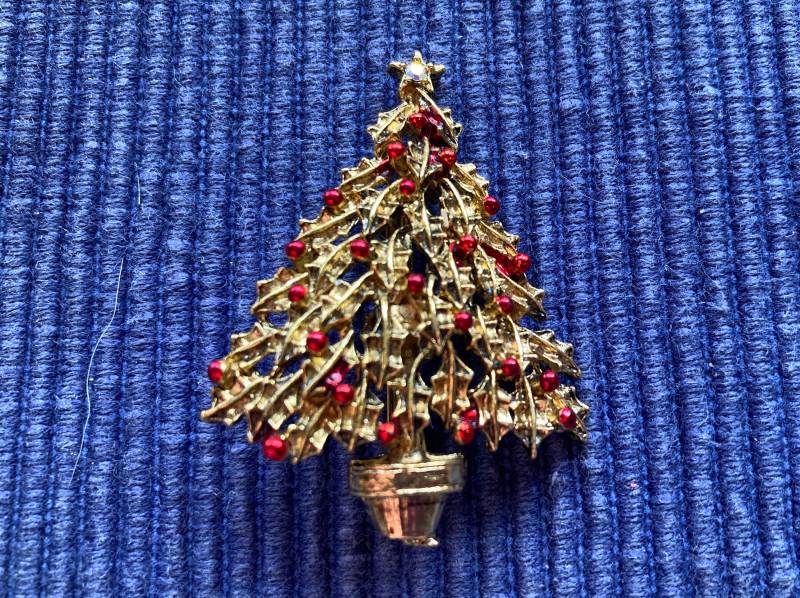 Weihnachtsbaum Brosche Gold Ton Rote Kugeln Strass Stern Urlaub Pin von StateAndMainVintage