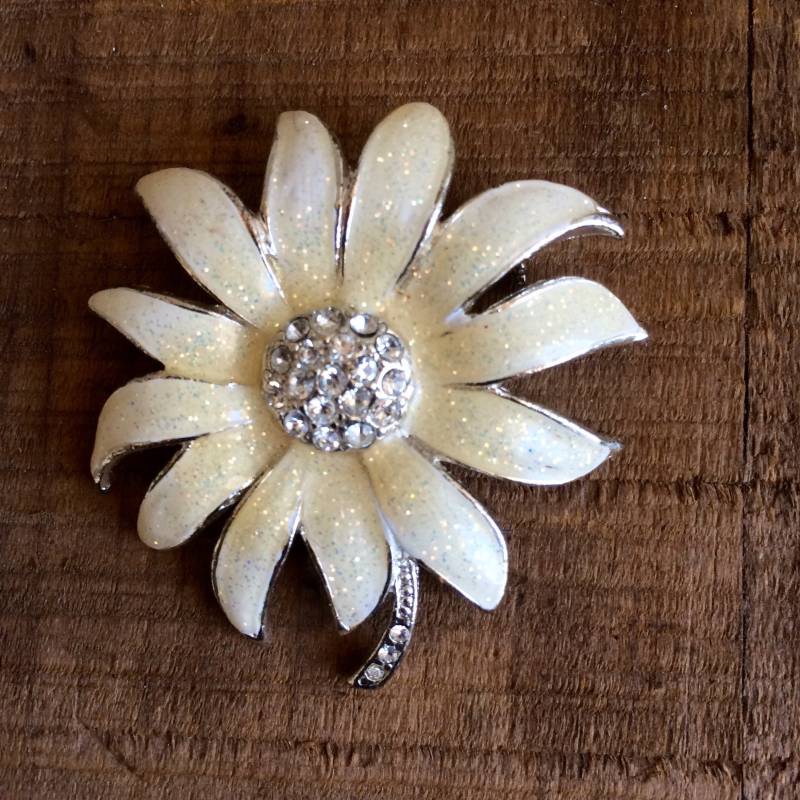 Weiße Blume Emaille Brosche - Gänseblümchen Anstecknadel von StateAndMainVintage