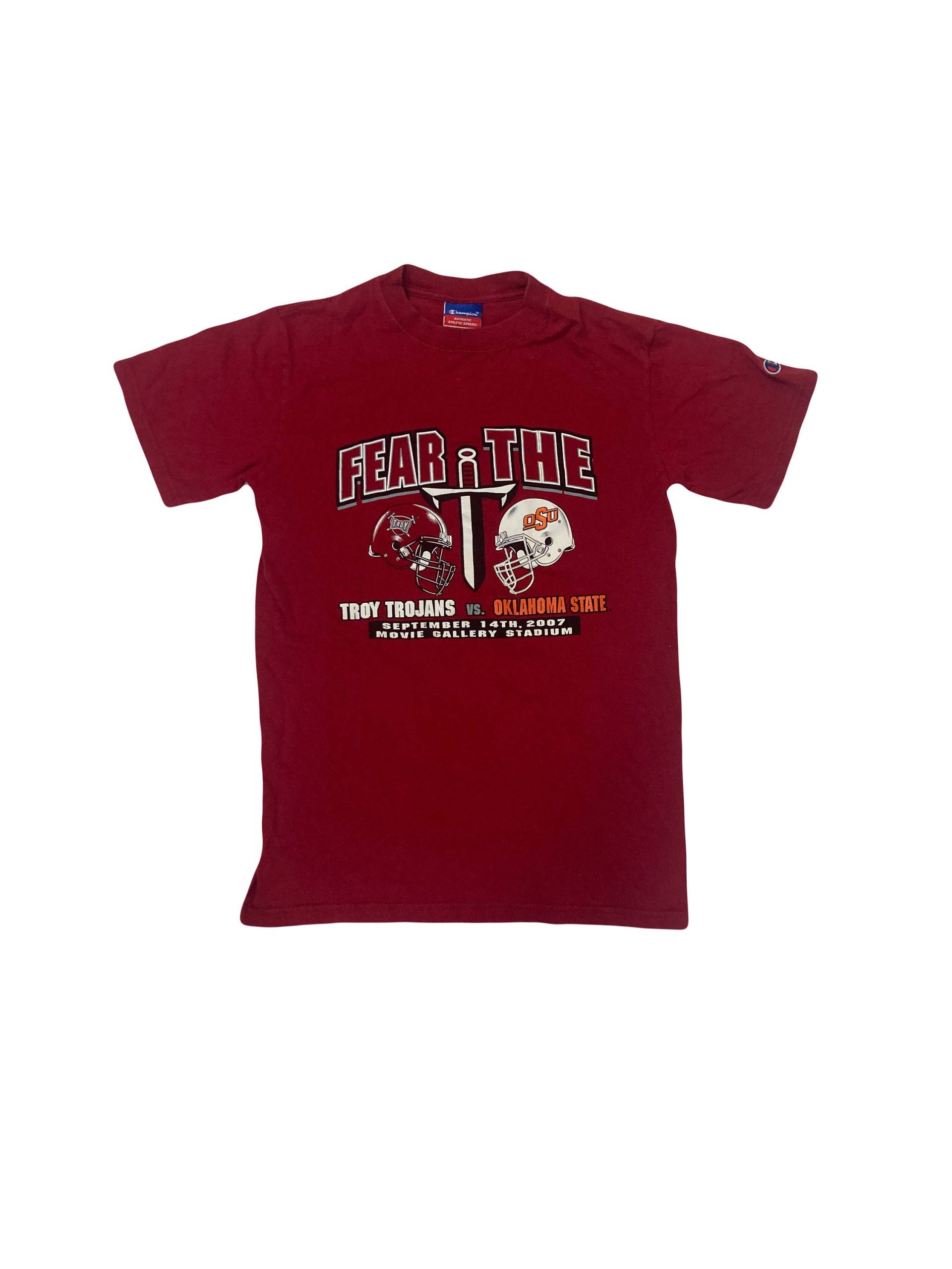 Vintage Y2K Troy Trojans Vs Oklahoma State Usa Souvenir Rotes T-Shirt Größe Klein Von Champion von StateSideVintageUK