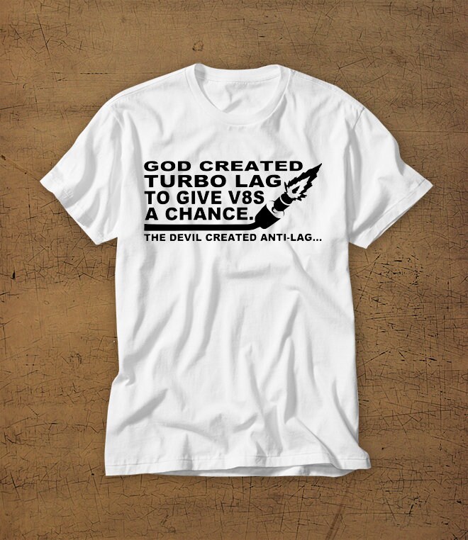 Gott Schuf Den Turbo Lag | Der Teufel Erschaffen Anti Tshirt T-Shirt Hemd Witzig Auto Autos Rennwagen Auftrieb Gestärkt von StaticApparel