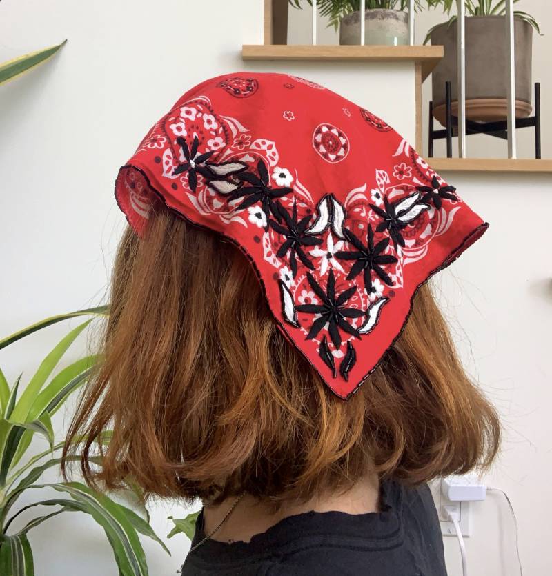 Upcycled Handbesticktes Bandana Mit Perlen Upcycled Handbesticktes Bandana Mit Perlen von StayUpcycledClothing