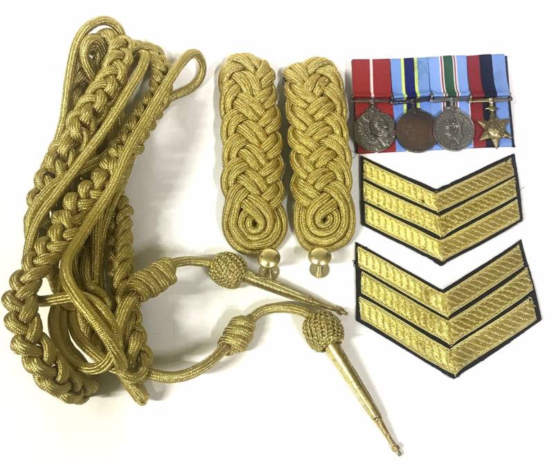 Ceremonial Hussar Jacket Accessories Gold Aiguillette, Epauletten, Chevrons & Medaillen | 5 Stück von SteamPunkMastery