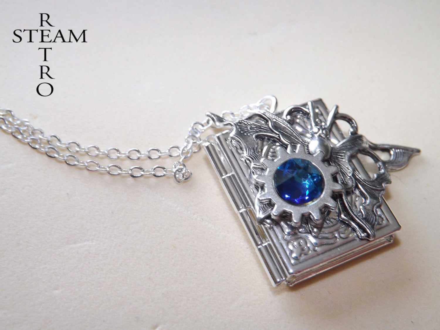 Steampunk Halskette, Buch Medaillon Halskette Schmetterling - Silber Von Steamretro Blau Steampunk Halskette, Buch Medaillon Halskette Schmetterling - Silber Von Steamretro Blau von SteamRetro