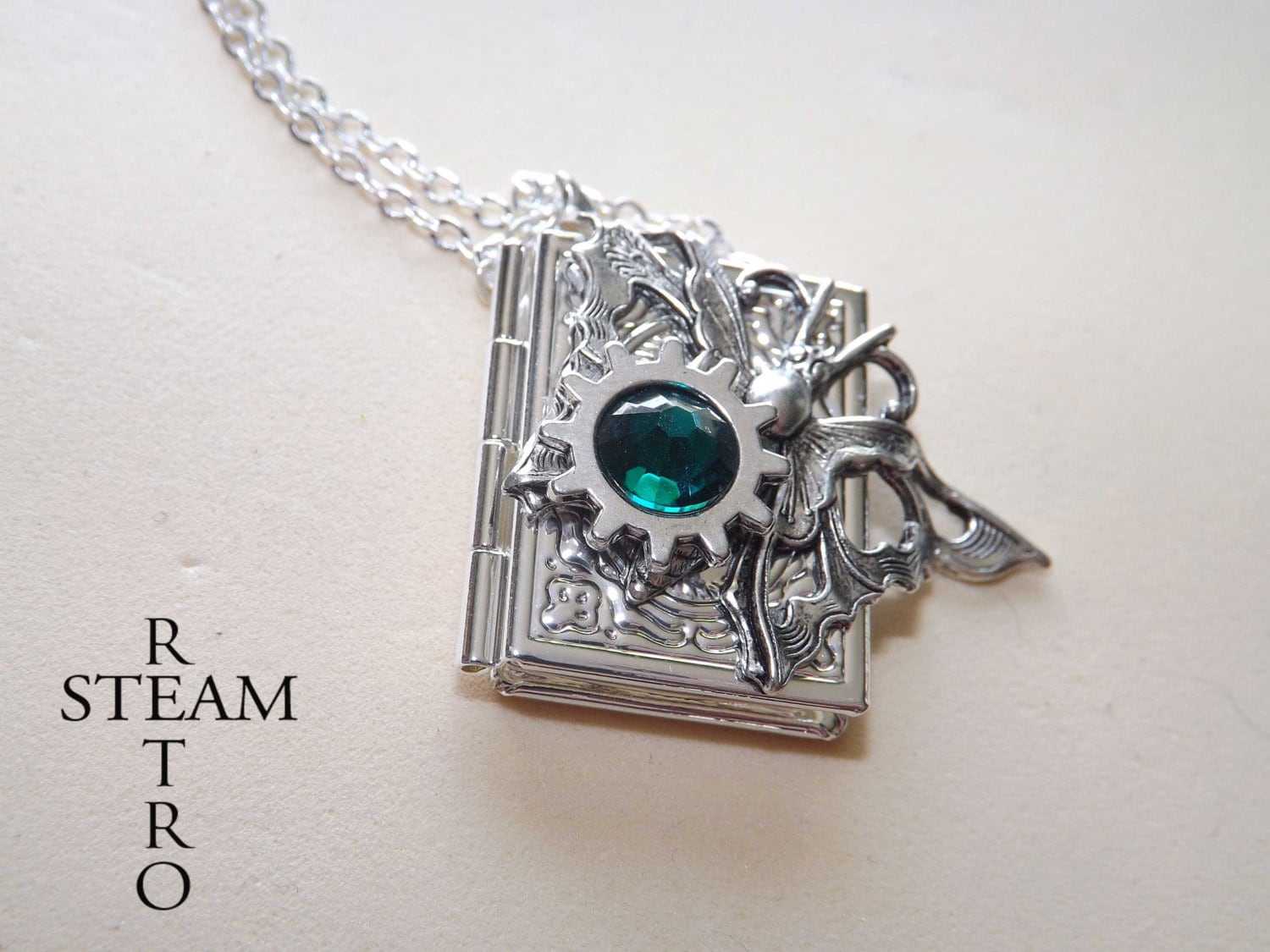 Steampunk Halskette, Buch Medaillon Halskette Schmetterling - Silber Von Steamretro Smaragd Steampunk Halskette, Buch Medaillon Halskette Schmetterling - Silber Von Steamretro Smaragd von SteamRetro