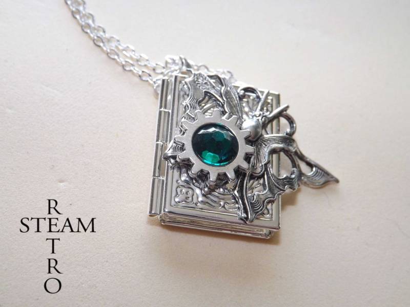 Steampunk Halskette, Buch Medaillon Halskette Schmetterling - Silber Von Steamretro Smaragd Steampunk Halskette, Buch Medaillon Halskette Schmetterling - Silber Von Steamretro Smaragd von SteamRetro