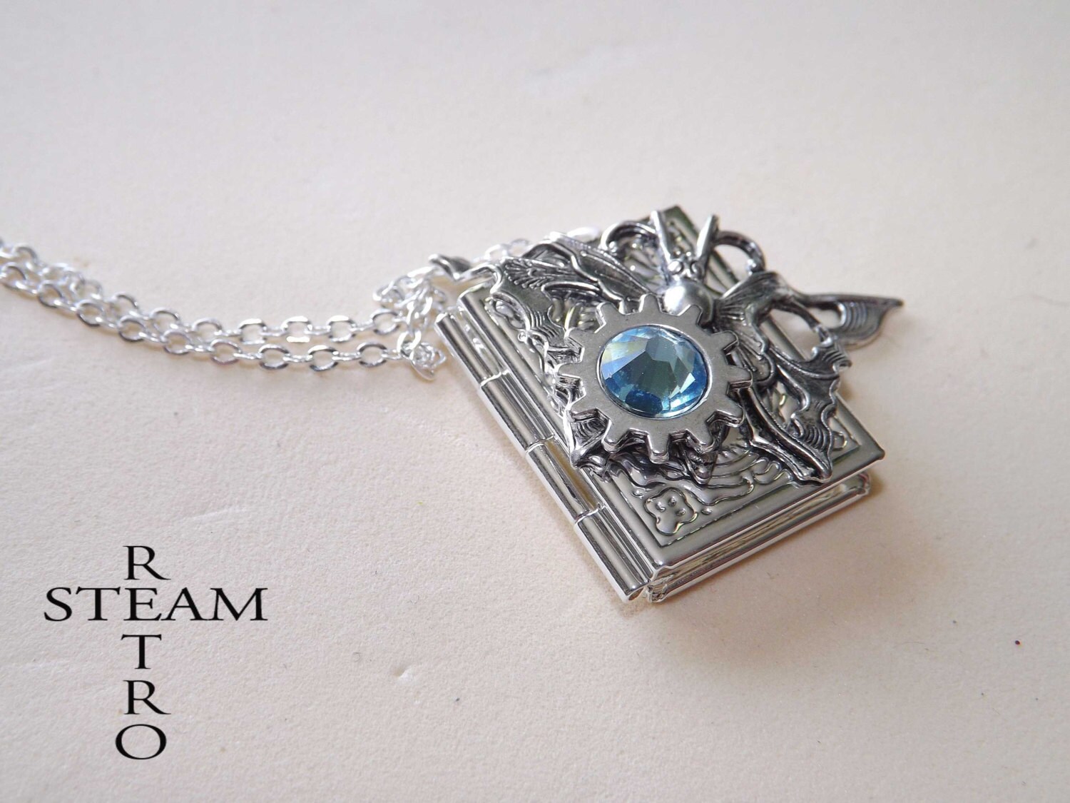 Steampunk Halskette, Buch Medaillon Halskette Schmetterling - Steampunk-Medaillon Silber Aquamarin Steampunk Halskette, Buch Medaillon Halskette Schmetterling - Steampunk-Medaillon Silber Aquamarin von SteamRetro