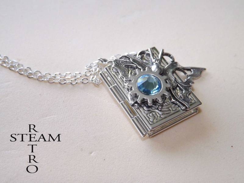 Steampunk Halskette, Buch Medaillon Halskette Schmetterling - Steampunk-Medaillon Silber Aquamarin Steampunk Halskette, Buch Medaillon Halskette Schmetterling - Steampunk-Medaillon Silber Aquamarin von SteamRetro
