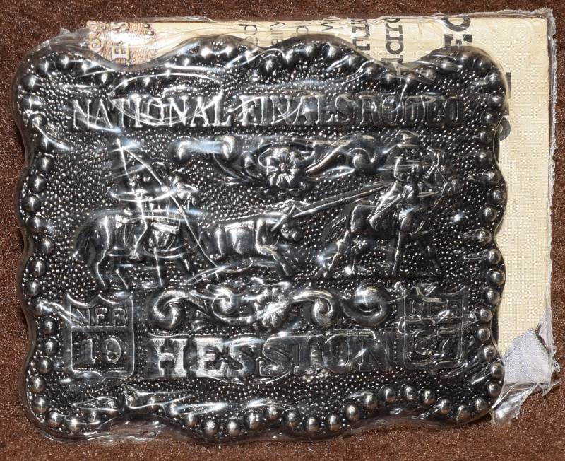 Vintage 1987 National Finals Rodeo/Nfr Hesston Gürtelschnalle - Zwei-Mann-Kalb-Abseilen in Original Schrumpffolie Mit Papierkram von SteamRollerVintage