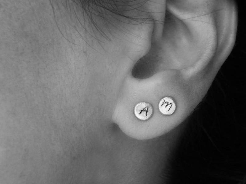 Buchstaben Ohrstecker Personalisierte Sterling Silber Ohrringe Handgestempelt Monogramm Schmuck Von Steamylab von SteamyLab