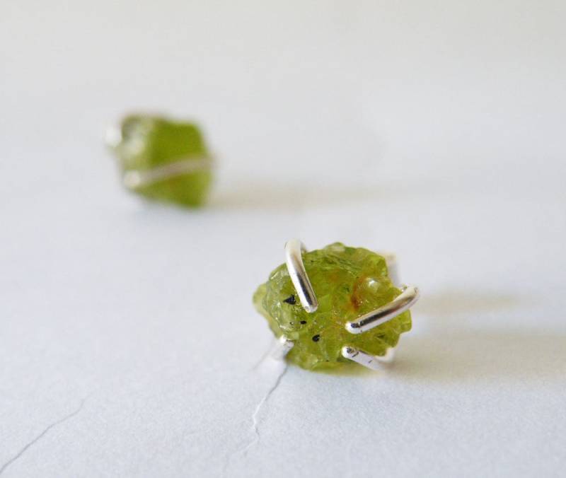 Rohe Peridot Ohrstecker, Sterling Silber Zinken, August Geburtsstein von SteamyLab