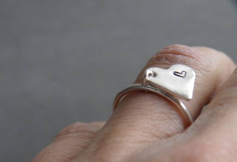 sterling Silber Herz Charm Ring Personalisierter Initial Schmuck von SteamyLab