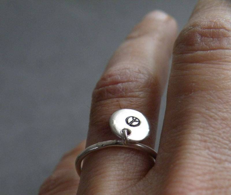 sterling Silber Charm Ring Personalisierter Initialring von SteamyLab
