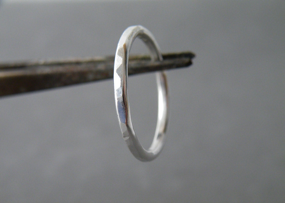 Stacking Sterling Silber Band Ring Gehämmert Minimalist Schmuck Von Steamylab von SteamyLab