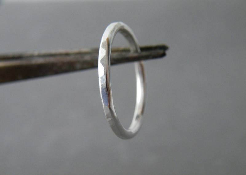 Stacking Sterling Silber Band Ring Gehämmert Minimalist Schmuck Von Steamylab von SteamyLab