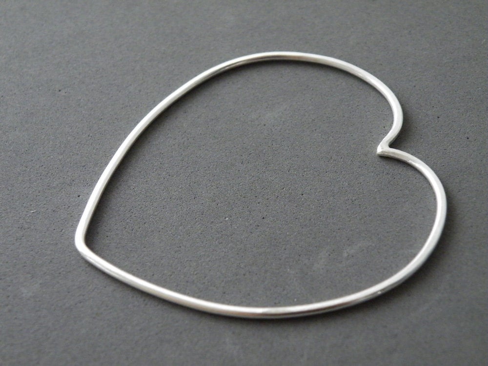 sterling Silber Herz Armreif, Minimalist Outline Design von SteamyLab