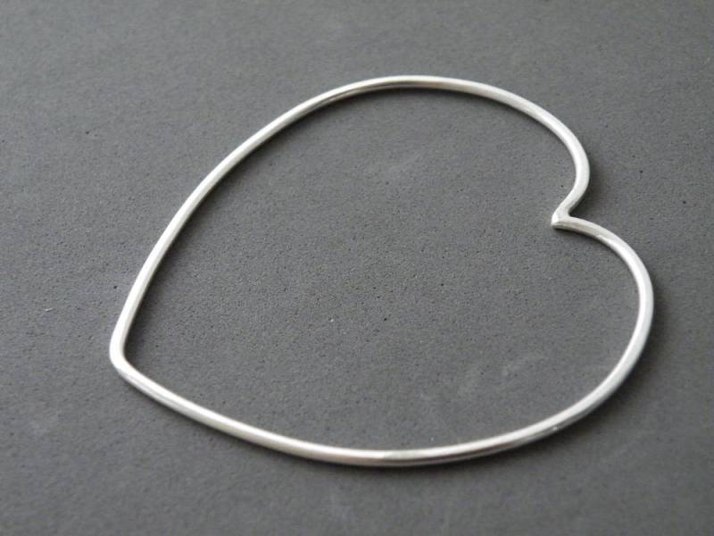 sterling Silber Herz Armreif, Minimalist Outline Design von SteamyLab