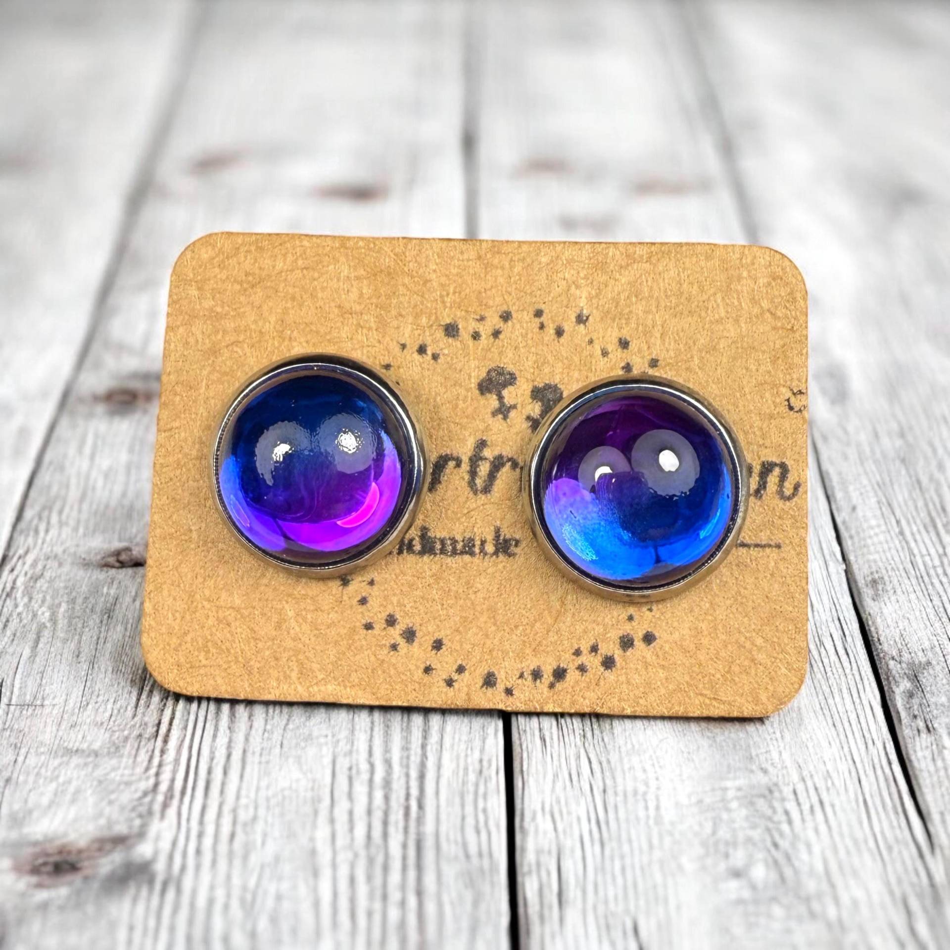 Blau Lila Ohrringe 10mm | Cabochon Ohrstecker Funkelnde Motiv Kinder Handgemachte von Steckertraeumchen