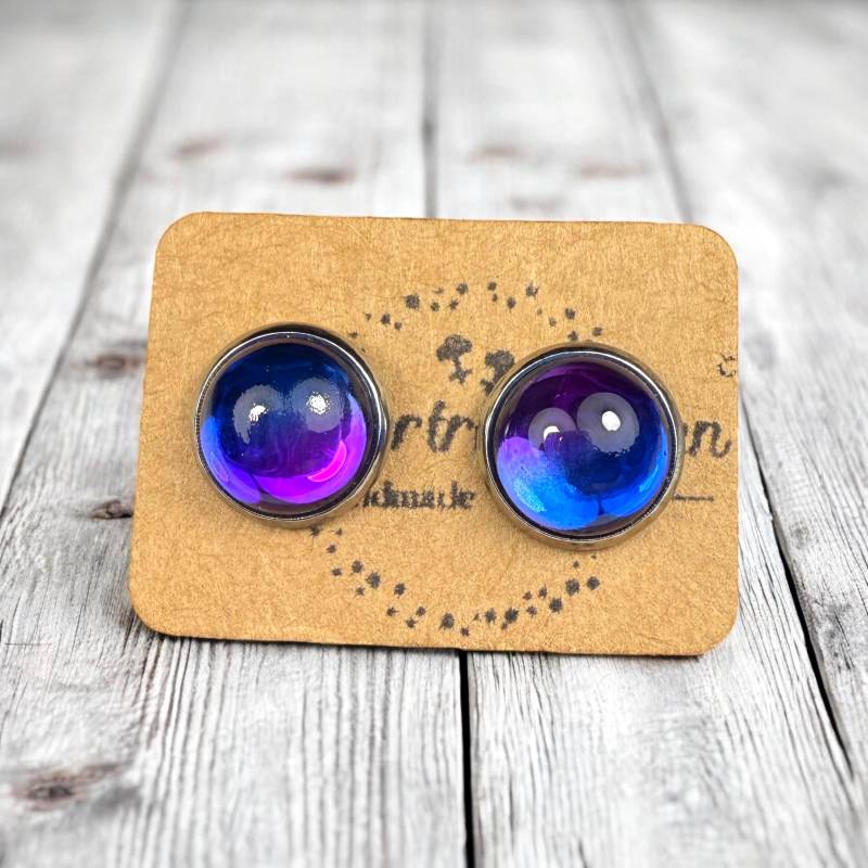 Blau Lila Ohrringe 10mm | Cabochon Ohrstecker Funkelnde Motiv Kinder Handgemachte von Steckertraeumchen