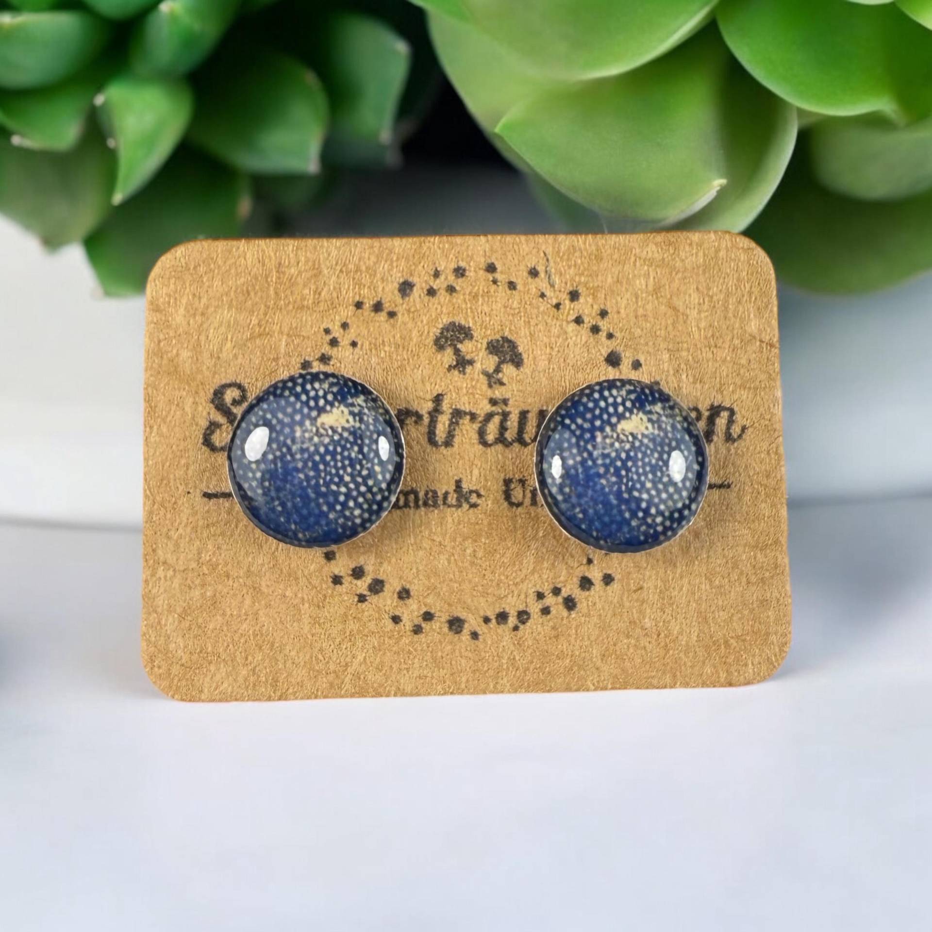 Blaue Ohrringe 8mm Aus Epoxidharz Mit Fotomotiv - Handgemachte, Individuelle Schmuckstücke, Einzigartig, Perfekte Geschenkidee von Steckertraeumchen