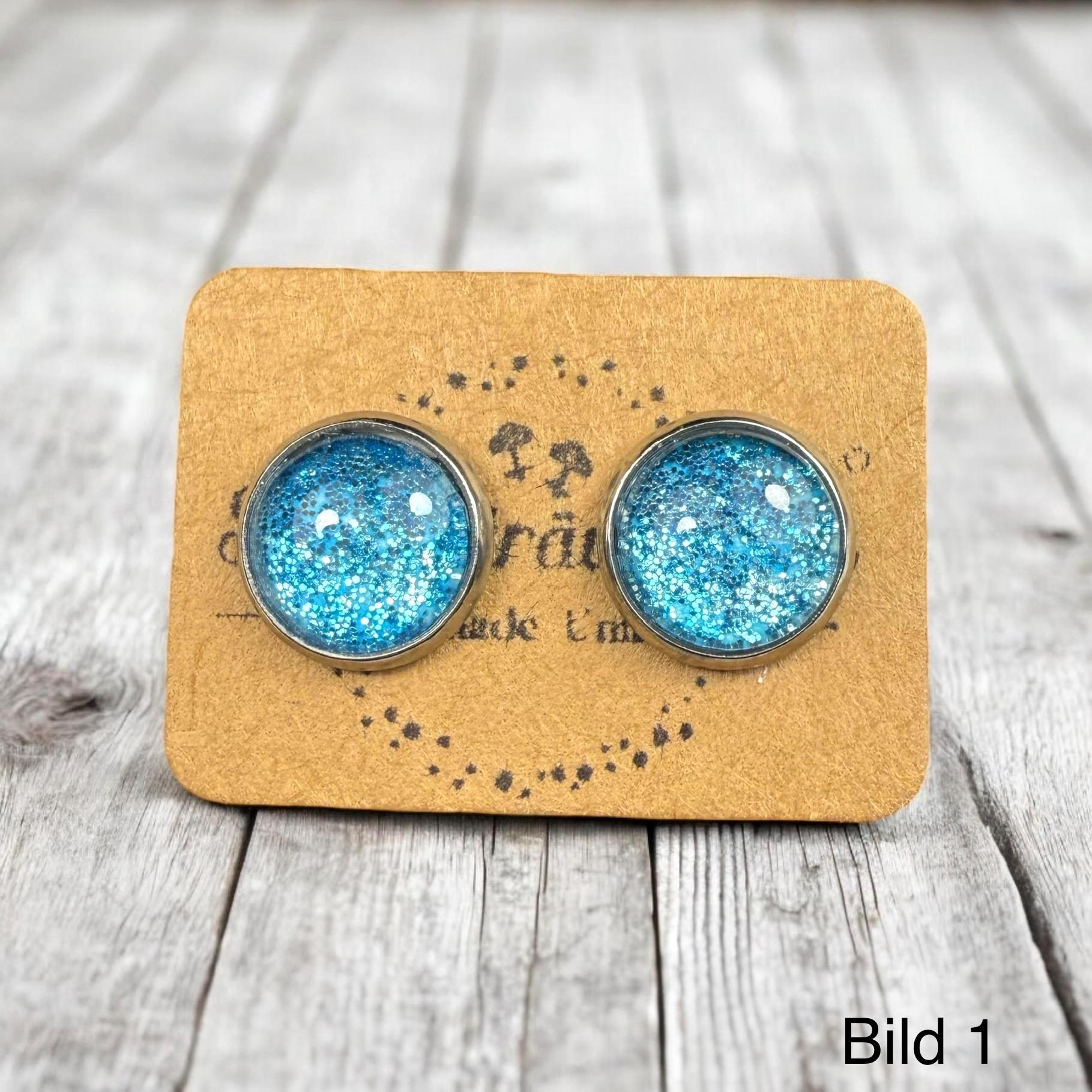 Glitzer Ohrringe 10mm - Cabochon Ohrstecker | Handgemachte Kinderohrringe Funkelnde Geschenk Mädchen von Steckertraeumchen