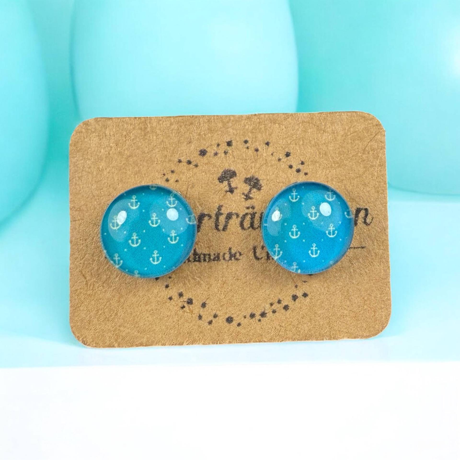 Maritime 8mm Ohrstecker Mit Anker Motiv Edelstahlstecker & Glas Cabochon Blau, Maritim Handgemacht, Allergikerfreundlich, Geschenk Für Sie Maritime 8mm Ohrstecker Mit Anker Motiv Edelstahlstecker & Glas Cabochon Blau, Maritim Handgemacht, Allergikerfreundlich, Geschenk Für Sie von Steckertraeumchen