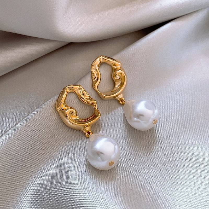 French Retro Light Luxury Senior Sense Of Earrings Antique Style Baroque Pearl von StefanCastClubs