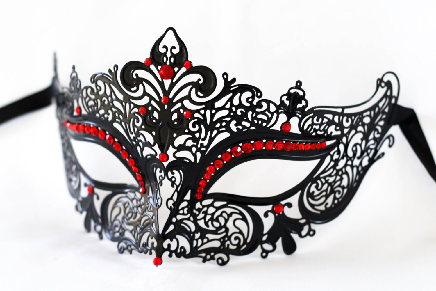 Masquerade Maske, Laser Geschnitten Schwarze Metallmaske Mit Roten Edelsteinen, Abschlussball Maskerade Maske Masquerade Maske, Laser Geschnitten Schwarze Metallmaske Mit Roten Edelsteinen, Abschlussball Maskerade Maske von Stefanelbeadwork