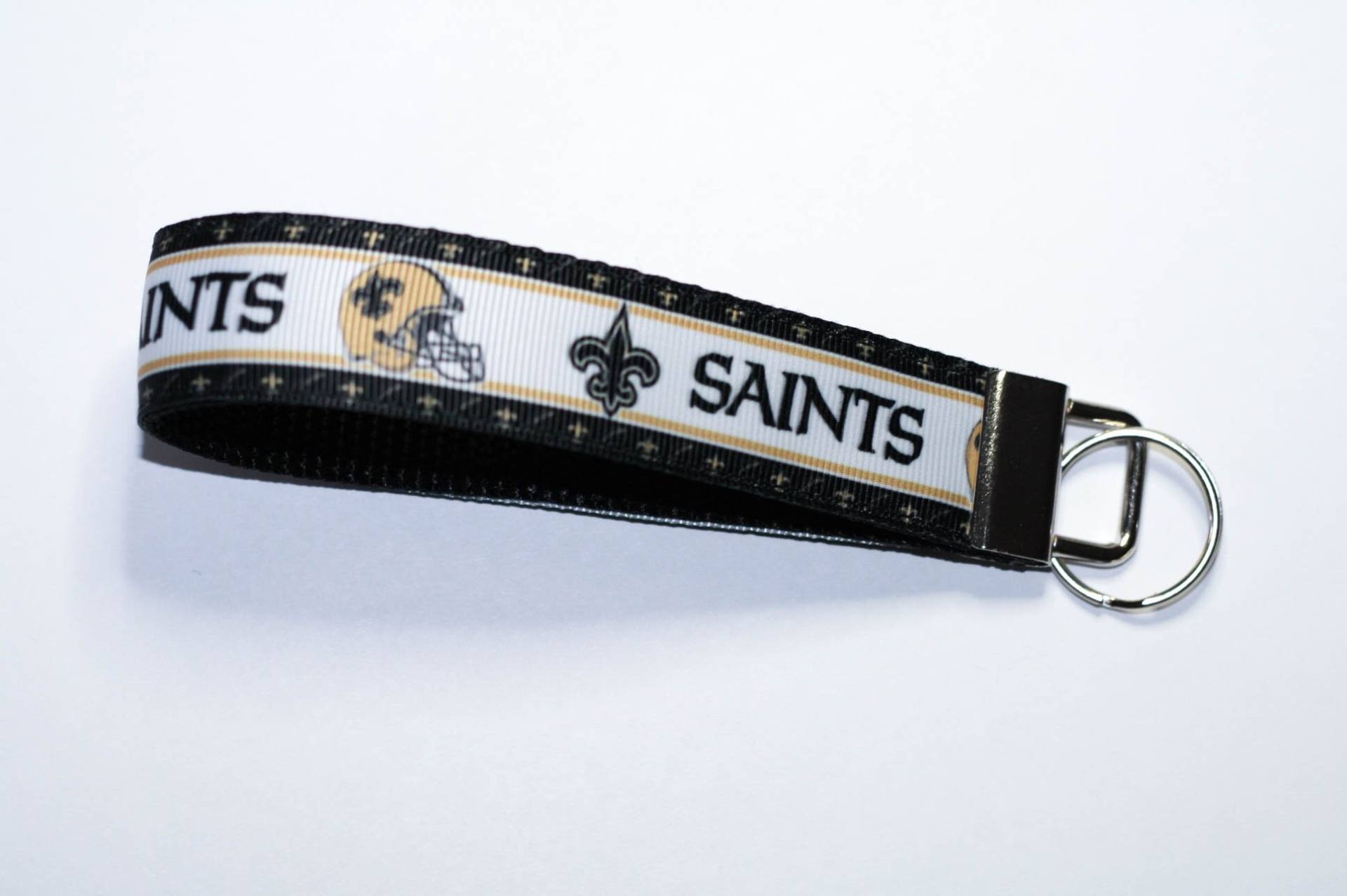 New Orleans Saints Fußball Design, Band Armband Keyfob Greifen Schlüsselanhänger Accessoire, Geschenk Unter 5 Dollar, Valentinstag-Geschenk-Korb New Orleans Saints Fußball Design, Band Armband Keyfob Greifen Schlüsselanhänger Accessoire, Geschenk Unter 5 Dollar, Valentinstag-Geschenk-Korb von Stefanelbeadwork