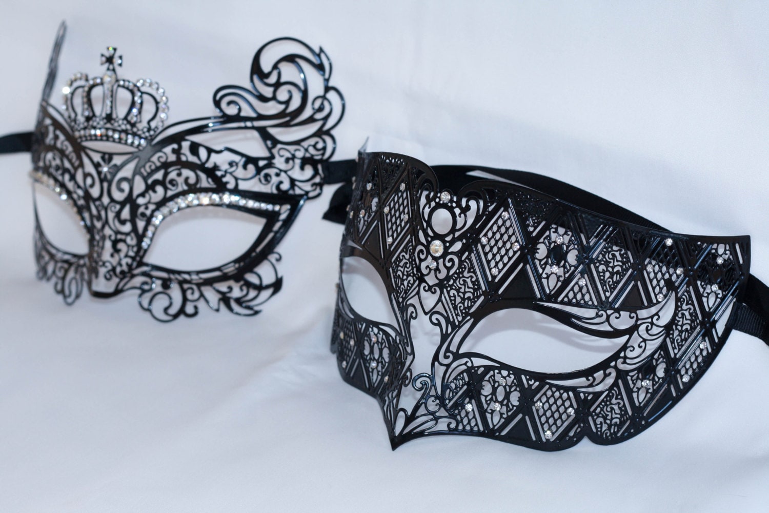 Paare Masquerade Schwarze Spitzenmasken Oder Sogar Seine Und Ihre Maskerade Metallmaske Passen Für Maskerade-Partys von Stefanelbeadwork