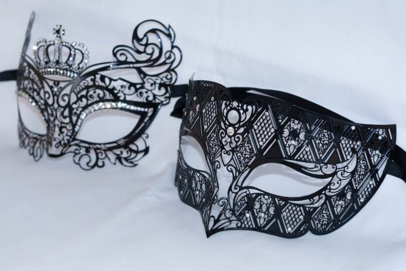 Paare Masquerade Schwarze Spitzenmasken Oder Sogar Seine Und Ihre Maskerade Metallmaske Passen Für Maskerade-Partys Paare Masquerade Schwarze Spitzenmasken Oder Sogar Seine Und Ihre Maskerade Metallmaske Passen Für Maskerade-Partys von Stefanelbeadwork