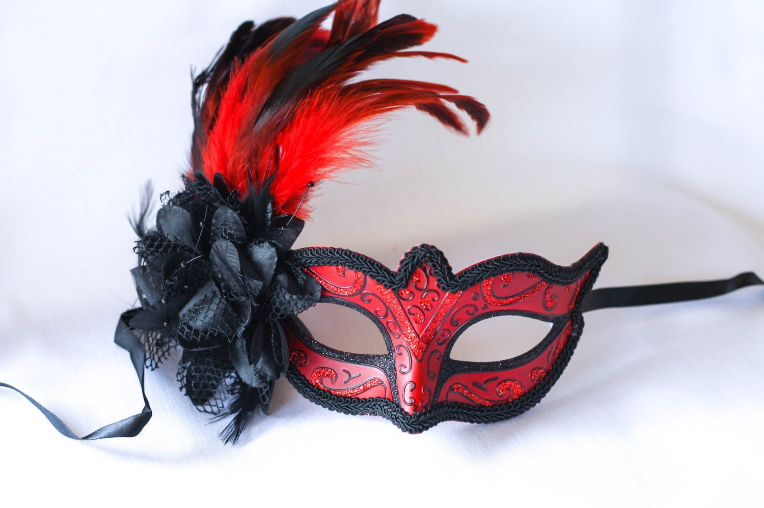 Phantom Blackand Rote Maskenmaske Mit Federn, Hers Für Maskenballpartys, Mardi Gras Und Prom Maskerade Phantom Blackand Rote Maskenmaske Mit Federn, Hers Für Maskenballpartys, Mardi Gras Und Prom Maskerade von Stefanelbeadwork