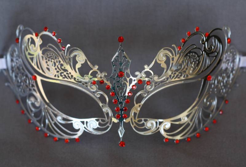 Silber Metall Spitze Maskerade Maske, Graue Laser Geschnitten Maske Perfekt Für Hochzeiten, Abschlussball Pastellig, Junggesellinnenabschiede Schärpe von Stefanelbeadwork