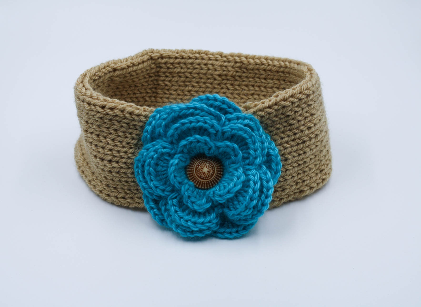 Winter Stirnband Und Ohrwärmer Für Jugendliche Erwachsene Mit Einer Gehäkelten Blauen Blume. Winter-Haar-Accessy Kopfband Winter Stirnband Und Ohrwärmer Für Jugendliche Erwachsene Mit Einer Gehäkelten Blauen Blume. Winter-Haar-Accessy Kopfband von Stefanelbeadwork