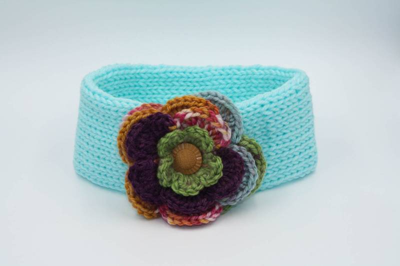 Winter Stirnband Und Ohrwärmer Für Jugendliche Erwachsene Mit Einer Gehäkelten Blauen Blume. Winter-Haar-Accessy Kopfband von Stefanelbeadwork